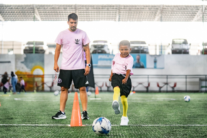 February 2025 – Royal Caribbean and Inter Miami CF teamed up to host the Club’s first-ever international youth fútbol clinic, providing an unforgettable experience for 40 young athletes from the Deportivo Italia Academy and the Fundación Casa Esperanza foundation in Panama City, Panama. The initiative sought to foster teamwork, sportsmanship and cultural exchange, building on Royal Caribbean and Inter Miami CF’s shared commitment to uplift and support communities around the world.Febrero de 2025 – Royal Caribbean y Inter Miami CF unieron fuerzas para organizar la primera clínica internacional de fútbol juvenil del Club, brindando una experiencia inolvidable para 40 jóvenes atletas de la Deportivo Italia Academy y la Fundación Casa Esperanza en la Ciudad de Panamá, Panamá. La iniciativa buscó fomentar el trabajo en equipo, el espíritu deportivo y el intercambio cultural, basándose en el compromiso compartido de Royal Caribbean e Inter Miami CF de elevar y apoyar a las comunidades de todo el mundo.