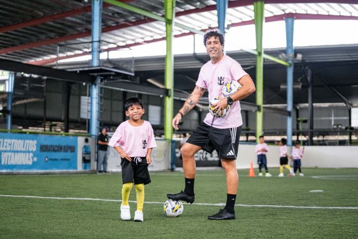 February 2025 – Royal Caribbean and Inter Miami CF teamed up to host the Club’s first-ever international youth fútbol clinic, providing an unforgettable experience for 40 young athletes from the Deportivo Italia Academy and the Fundación Casa Esperanza foundation in Panama City, Panama. The initiative sought to foster teamwork, sportsmanship and cultural exchange, building on Royal Caribbean and Inter Miami CF’s shared commitment to uplift and support communities around the world.Febrero de 2025 – Royal Caribbean y Inter Miami CF unieron fuerzas para organizar la primera clínica internacional de fútbol juvenil del Club, brindando una experiencia inolvidable para 40 jóvenes atletas de la Deportivo Italia Academy y la Fundación Casa Esperanza en la Ciudad de Panamá, Panamá. La iniciativa buscó fomentar el trabajo en equipo, el espíritu deportivo y el intercambio cultural, basándose en el compromiso compartido de Royal Caribbean e Inter Miami CF de elevar y apoyar a las comunidades de todo el mundo.