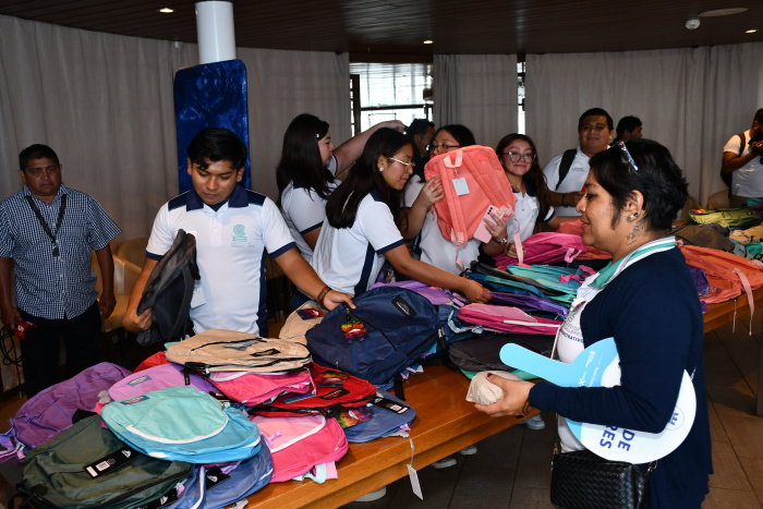 February 2025 - As part of its commitment to the development of the communities in which it operates, Royal Caribbean welcomed 200 students from public high schools from Cozumel, Quintana Roo, Mexico, on Harmony of the Seas for a ship tour, a talk with crew members, and a donation of school supplies. This activity is part of Royal Caribbean's efforts to promote educational environments that expand career opportunities and enhance the learning environment in local communities.Febrero de 2025 - Como parte de su compromiso con el desarrollo de las comunidades en las que opera, Royal Caribbean recibió en Harmony of the Seas a 200 estudiantes de escuelas públicas de educación media superior de Cozumel, Quintana Roo, México, a quienes ofreció un recorrido por el barco, una plática con miembros de la tripulación y realizó una donación de materiales escolares. Esta actividad forma parte de los esfuerzos de Royal Caribbean para promover ambientes educativos que amplíen las oportunidades profesionales y mejoren el entorno de aprendizaje en las comunidades locales.