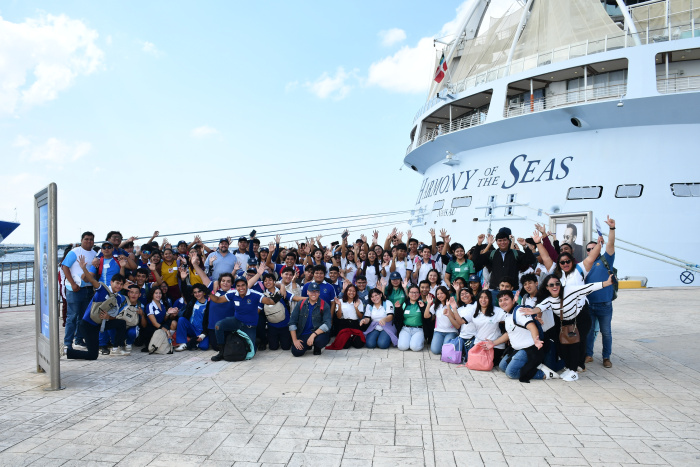 February 2025 - As part of its commitment to the development of the communities in which it operates, Royal Caribbean welcomed 200 students from public high schools from Cozumel, Quintana Roo, Mexico, on Harmony of the Seas for a ship tour, a talk with crew members, and a donation of school supplies. This activity is part of Royal Caribbean's efforts to promote educational environments that expand career opportunities and enhance the learning environment in local communities.Febrero de 2025 - Como parte de su compromiso con el desarrollo de las comunidades en las que opera, Royal Caribbean recibió en Harmony of the Seas a 200 estudiantes de escuelas públicas de educación media superior de Cozumel, Quintana Roo, México, a quienes ofreció un recorrido por el barco, una plática con miembros de la tripulación y realizó una donación de materiales escolares. Esta actividad forma parte de los esfuerzos de Royal Caribbean para promover ambientes educativos que amplíen las oportunidades profesionales y mejoren el entorno de aprendizaje en las comunidades locales.